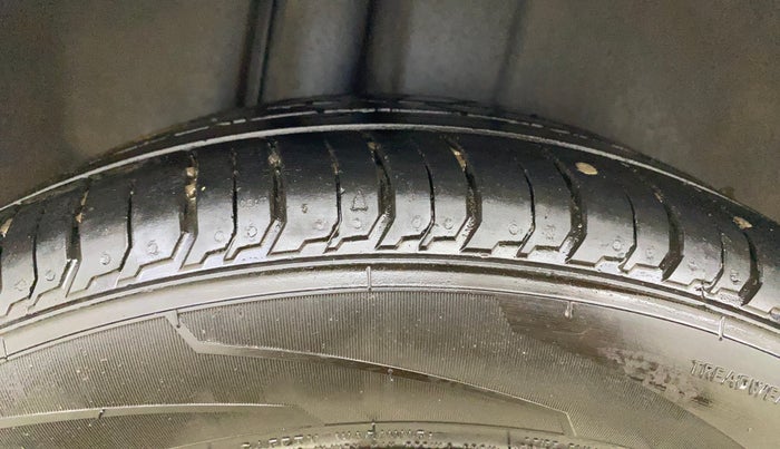 2018 Maruti Ciaz ALPHA 1.5 SHVS PETROL, CNG, Manual, 80,168 km, Right Rear Tyre Tread