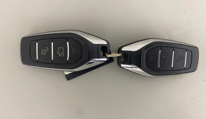 2015 Mahindra XUV500 W10 AWD, Diesel, Manual, 89,696 km, Key Close Up