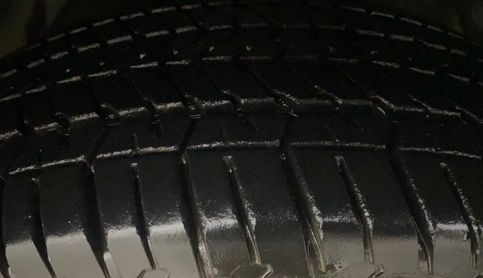 2015 Mahindra XUV500 W10 AWD, Diesel, Manual, 89,696 km, Right Front Tyre Tread