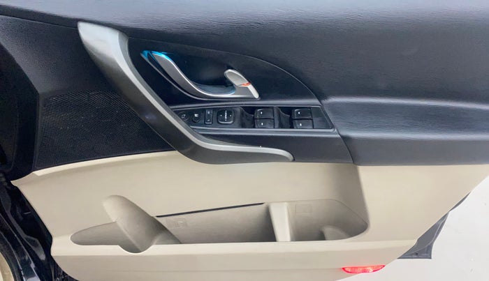 2015 Mahindra XUV500 W10 AWD, Diesel, Manual, 89,696 km, Driver Side Door Panels Control