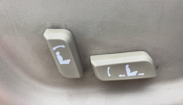 2015 Mahindra XUV500 W10 AWD, Diesel, Manual, 89,696 km, Driver Side Adjustment Panel