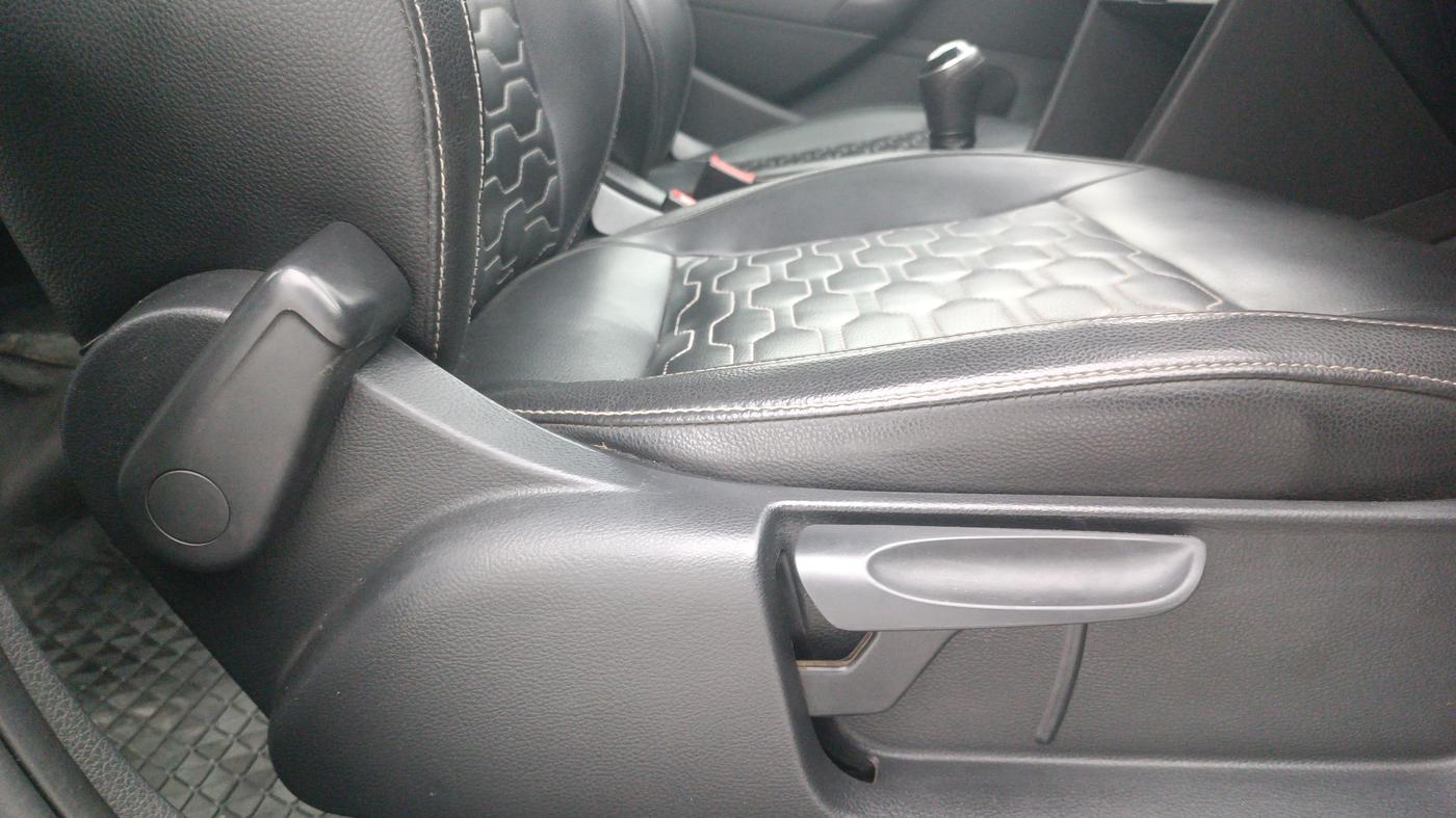 2018 Volkswagen Polo COMFORTLINE 1.0L MPI, Petrol, Manual, 83,337 km, Driver Side Adjustment Panel