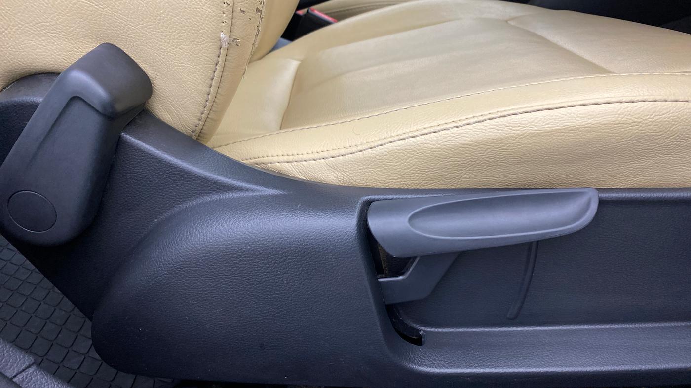 2018 Skoda Rapid 1.6 MPI STYLE AT, Petrol, Automatic, 55,226 km, Driver Side Adjustment Panel