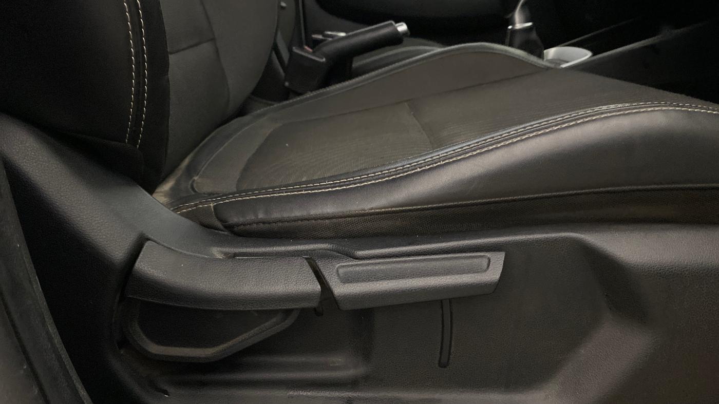2019 Hyundai VENUE SX(O) 1.4 CRDI, Diesel, Manual, 1,18,278 km, Driver Side Adjustment Panel