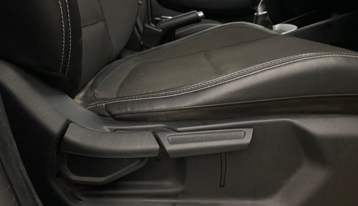 2019 Hyundai VENUE SX(O) 1.4 CRDI, Diesel, Manual, 1,18,278 km, Driver Side Adjustment Panel