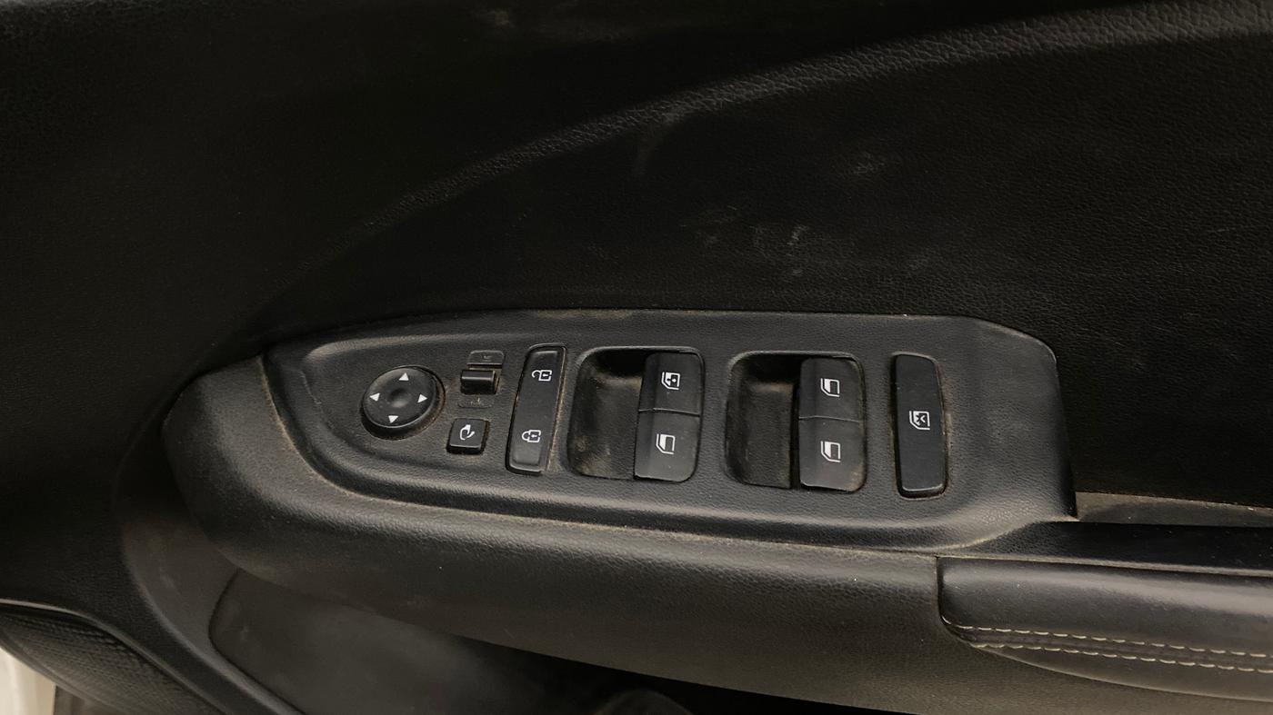 2019 Hyundai VENUE SX(O) 1.4 CRDI, Diesel, Manual, 1,18,278 km, Driver Side Door Panels Control