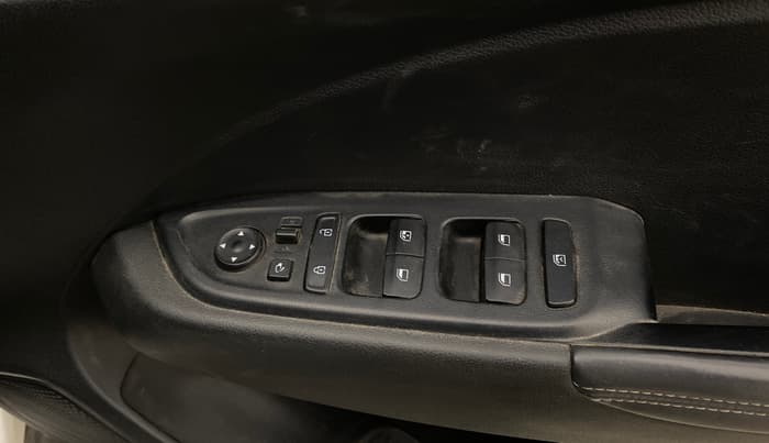 2019 Hyundai VENUE SX(O) 1.4 CRDI, Diesel, Manual, 1,18,278 km, Driver Side Door Panels Control