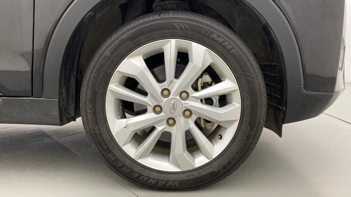 2021 Mahindra XUV300 W8 DIESEL MT, Diesel, Manual, 12,868 km, Right Front Wheel