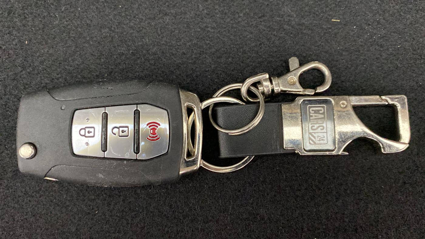 2021 Mahindra XUV300 W8 DIESEL MT, Diesel, Manual, 12,868 km, Key Close Up