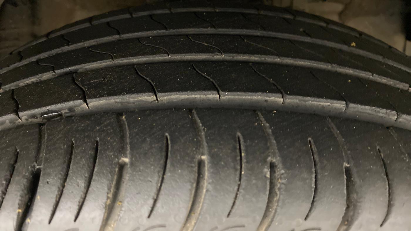 2021 Mahindra XUV300 W8 DIESEL MT, Diesel, Manual, 12,868 km, Right Front Tyre Tread