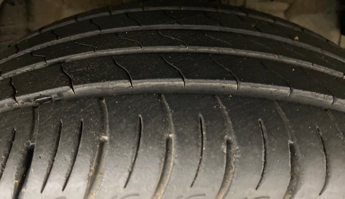 2021 Mahindra XUV300 W8 DIESEL MT, Diesel, Manual, 12,868 km, Right Front Tyre Tread