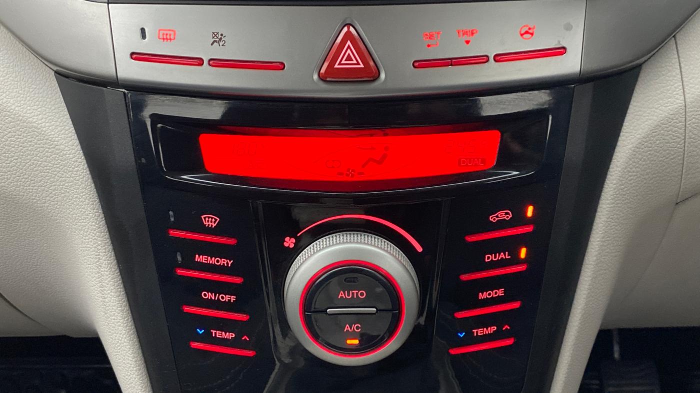 2021 Mahindra XUV300 W8 DIESEL MT, Diesel, Manual, 12,868 km, Automatic Climate Control