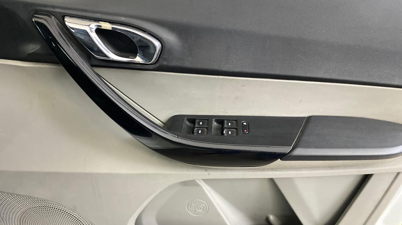 2016 Tata Tiago XZ PETROL, Petrol, Manual, 79,222 km, Driver Side Door Panels Control
