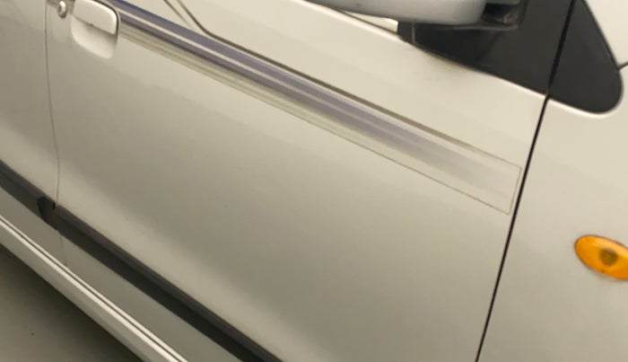 2013 Maruti Wagon R Stingray VXI, Petrol, Manual, 35,954 km, Driver-side door - Graphic sticker
