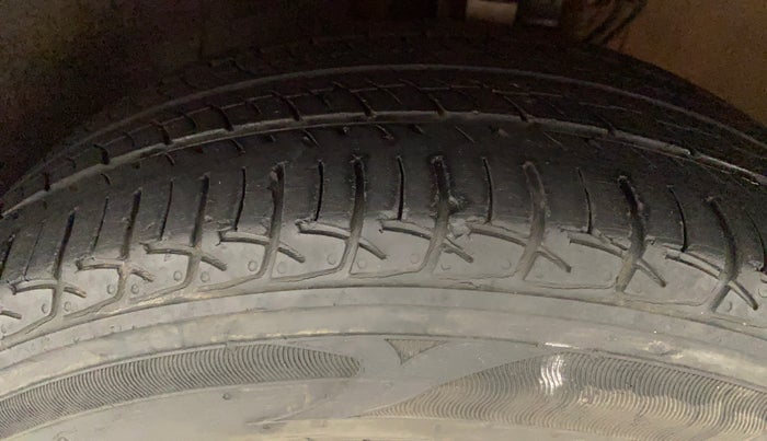 2017 Volkswagen Polo COMFORTLINE 1.2L, Petrol, Manual, 38,613 km, Left Front Tyre Tread