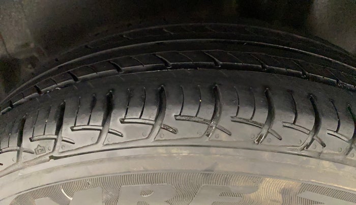 2017 Volkswagen Polo COMFORTLINE 1.2L, Petrol, Manual, 38,613 km, Left Rear Tyre Tread