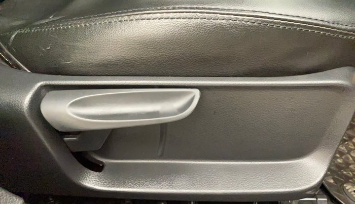 2017 Volkswagen Polo COMFORTLINE 1.2L, Petrol, Manual, 38,613 km, Driver Side Adjustment Panel