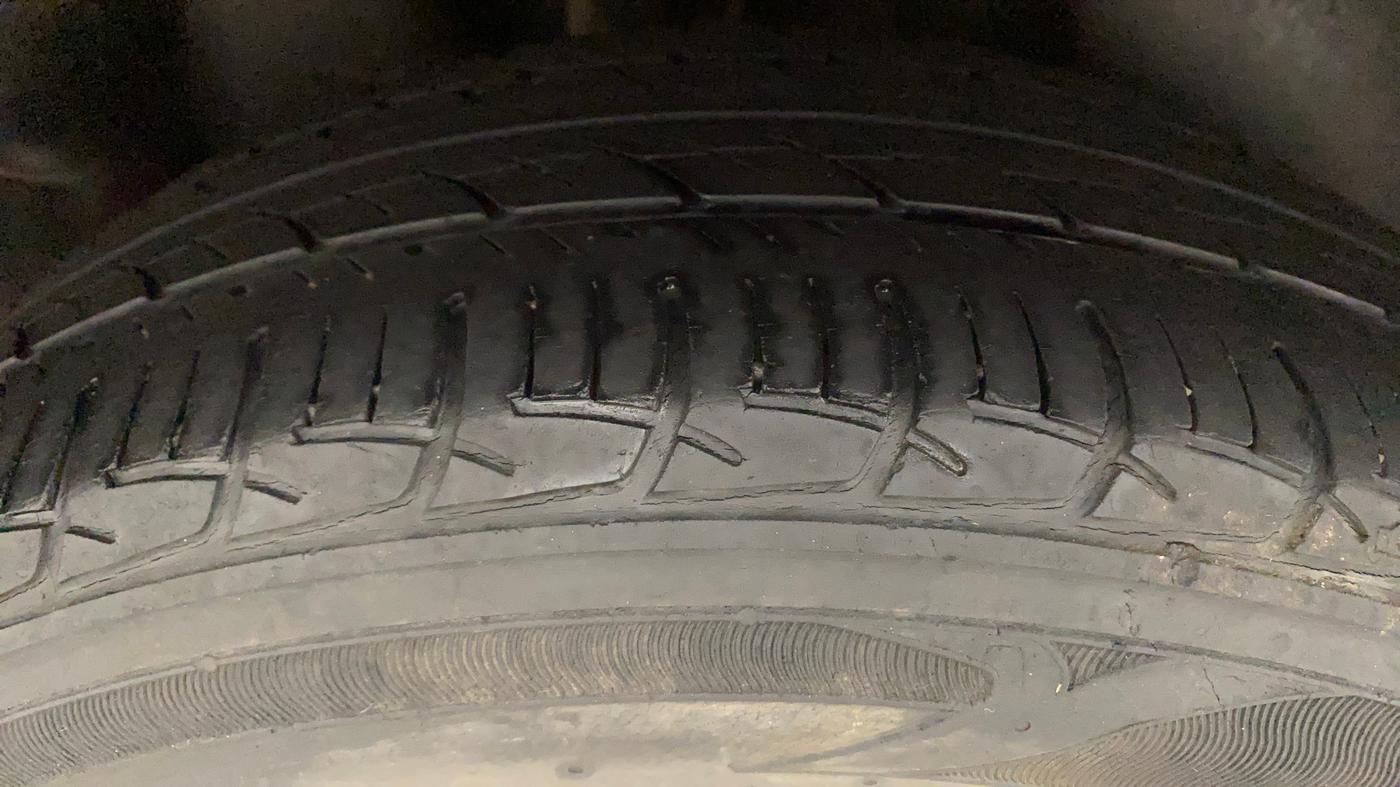 2017 Volkswagen Polo COMFORTLINE 1.2L, Petrol, Manual, 38,613 km, Right Rear Tyre Tread