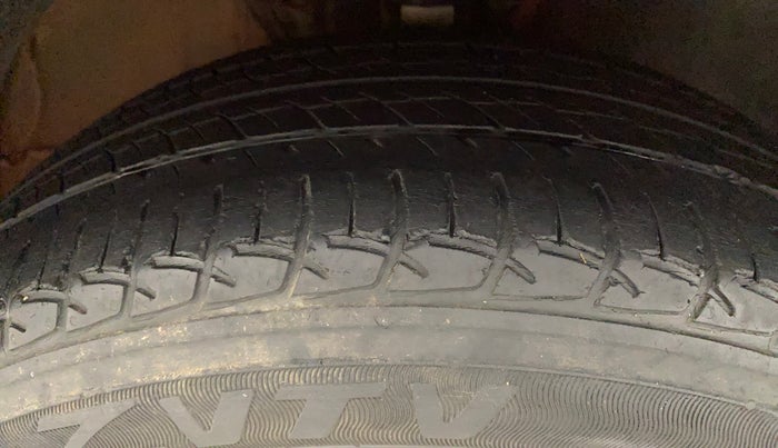 2017 Volkswagen Polo COMFORTLINE 1.2L, Petrol, Manual, 38,613 km, Right Front Tyre Tread