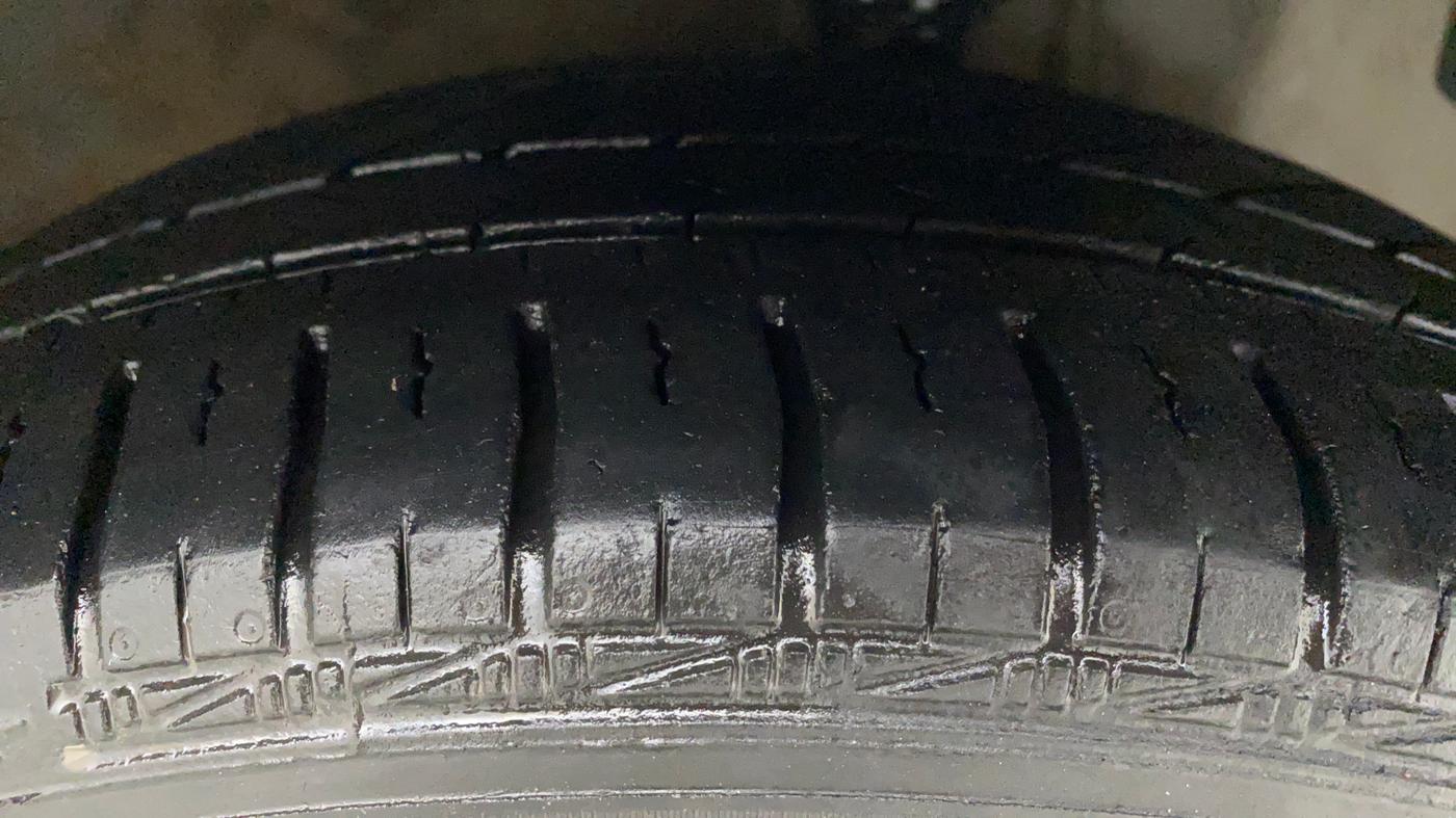 2018 Hyundai Eon SPORTZ, CNG, Manual, 44,968 km, Right Front Tyre Tread