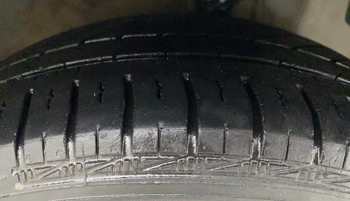 2018 Hyundai Eon SPORTZ, CNG, Manual, 44,968 km, Right Front Tyre Tread