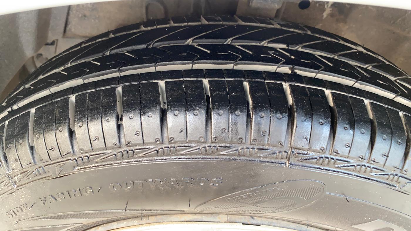 2016 Maruti Swift Dzire VDI, Diesel, Manual, 1,17,646 km, Left Front Tyre Tread