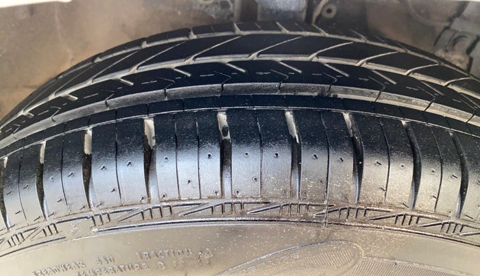 2016 Maruti Swift Dzire VDI, Diesel, Manual, 1,17,600 km, Right Front Tyre Tread