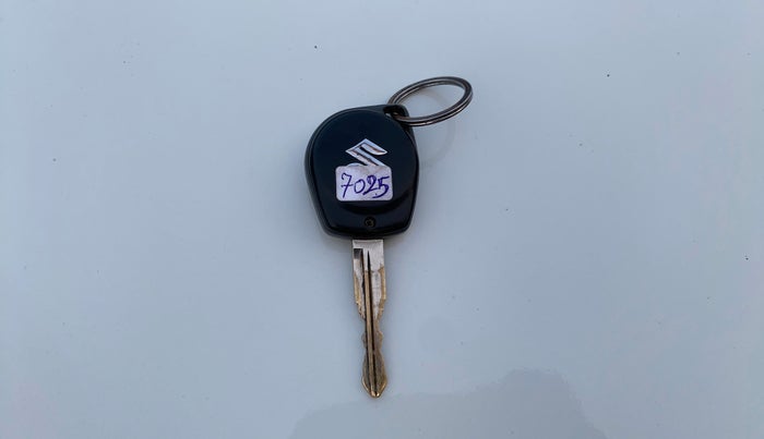 2016 Maruti Swift Dzire VDI, Diesel, Manual, 1,17,600 km, Key Close Up