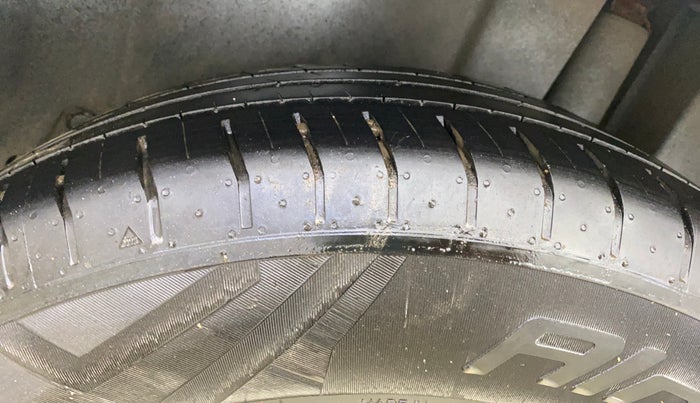 2012 Maruti Ertiga ZXI, Petrol, Manual, 1,35,791 km, Left Rear Tyre Tread