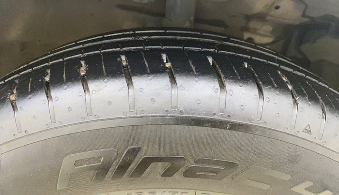 2012 Maruti Ertiga ZXI, Petrol, Manual, 1,35,791 km, Right Front Tyre Tread