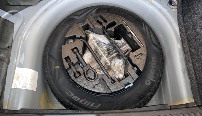 2017 Volkswagen Polo HIGHLINE1.2L, Petrol, Manual, 1,03,836 km, Spare Tyre