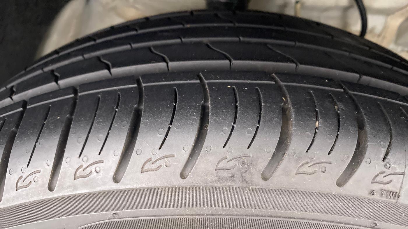 2020 Mahindra XUV300 W8 (O) DIESEL  AT, Diesel, Automatic, 3,774 km, Right Front Tyre Tread