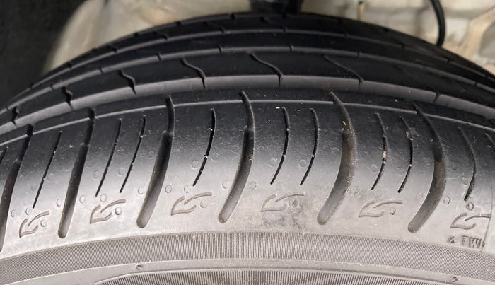2020 Mahindra XUV300 W8 (O) DIESEL  AT, Diesel, Automatic, 3,774 km, Right Front Tyre Tread