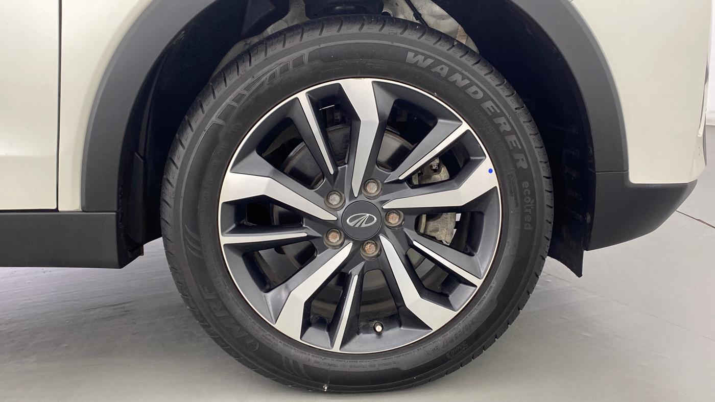 2020 Mahindra XUV300 W8 (O) DIESEL  AT, Diesel, Automatic, 3,774 km, Right Front Wheel