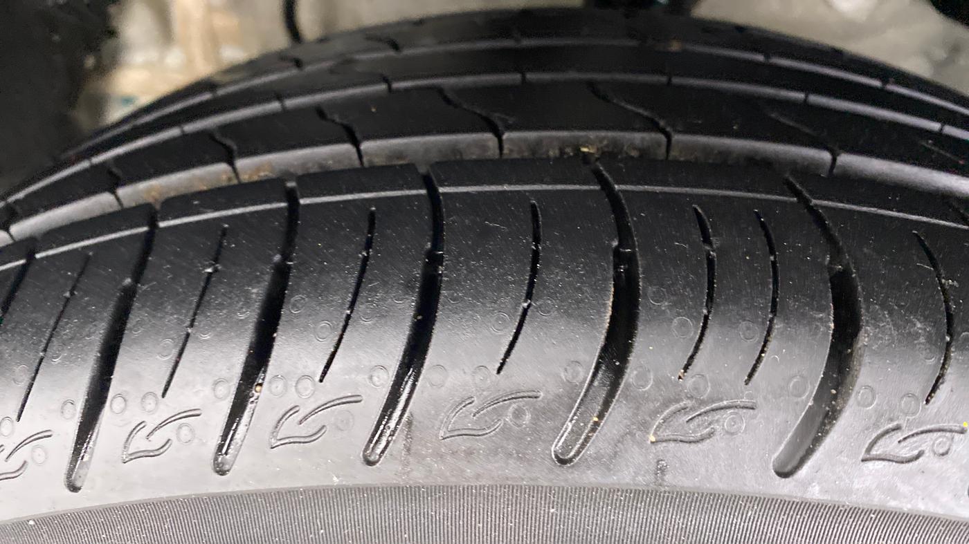 2020 Mahindra XUV300 W8 (O) DIESEL  AT, Diesel, Automatic, 3,774 km, Left Front Tyre Tread