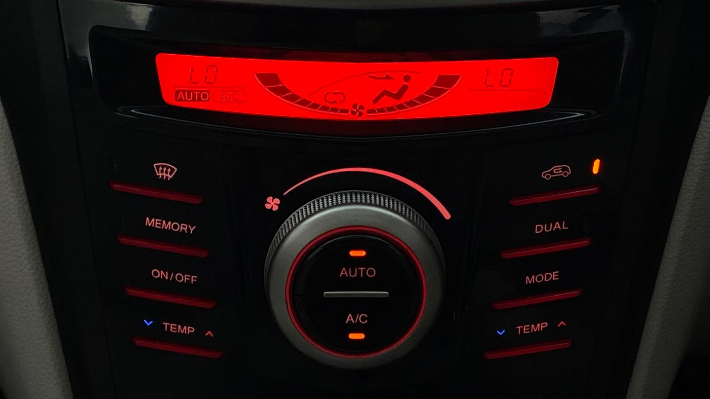 2020 Mahindra XUV300 W8 (O) DIESEL  AT, Diesel, Automatic, 3,774 km, Automatic Climate Control
