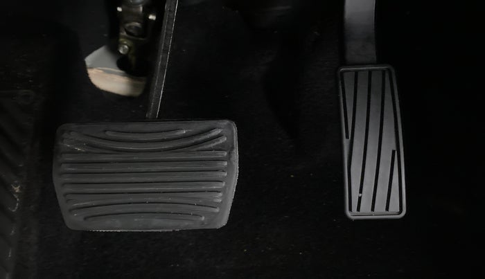 2020 Mahindra XUV300 W8 (O) DIESEL  AT, Diesel, Automatic, 3,774 km, Pedals