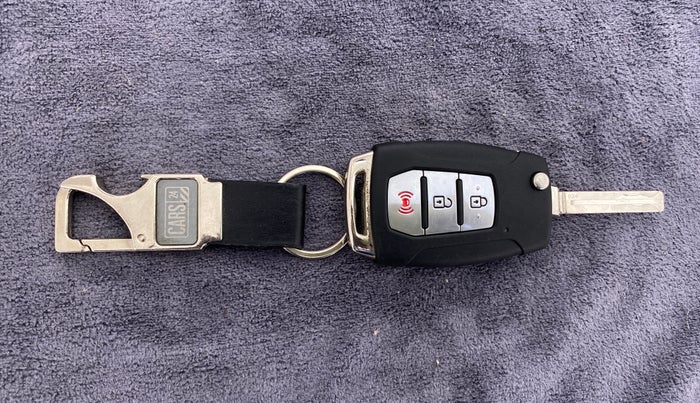 2020 Mahindra XUV300 W8 (O) DIESEL  AT, Diesel, Automatic, 3,774 km, Key Close Up