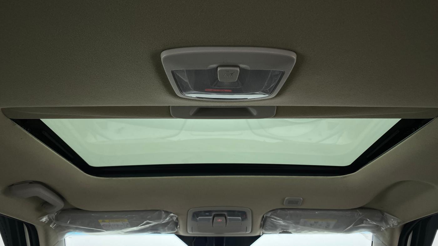 2020 Mahindra XUV300 W8 (O) DIESEL  AT, Diesel, Automatic, 3,774 km, Moonroof/ Sunroof