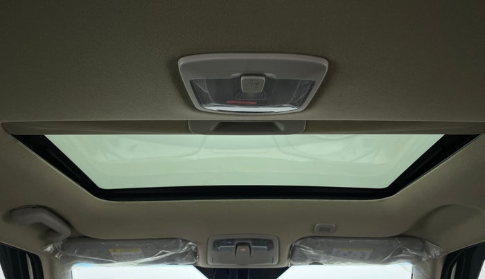 2020 Mahindra XUV300 W8 (O) DIESEL  AT, Diesel, Automatic, 3,774 km, Moonroof/ Sunroof