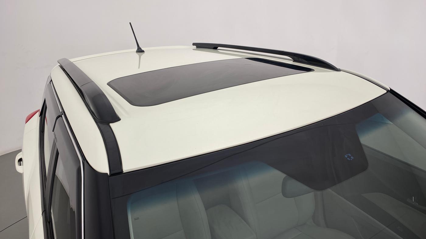 2020 Mahindra XUV300 W8 (O) DIESEL  AT, Diesel, Automatic, 3,774 km, Roof