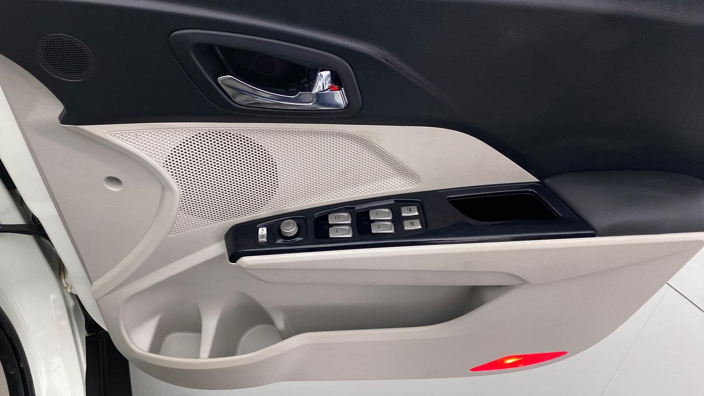 2020 Mahindra XUV300 W8 (O) DIESEL  AT, Diesel, Automatic, 3,774 km, Driver Side Door Panels Control