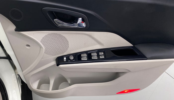 2020 Mahindra XUV300 W8 (O) DIESEL  AT, Diesel, Automatic, 3,774 km, Driver Side Door Panels Control