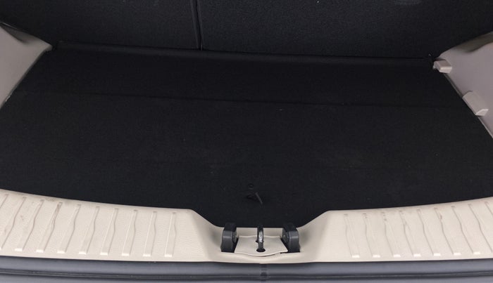 2020 Mahindra XUV300 W8 (O) DIESEL  AT, Diesel, Automatic, 3,774 km, Boot Inside