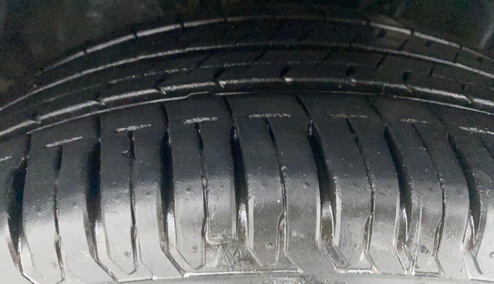 2014 Toyota Corolla Altis G AT, Petrol, Automatic, 79,110 km, Right Front Tyre Tread