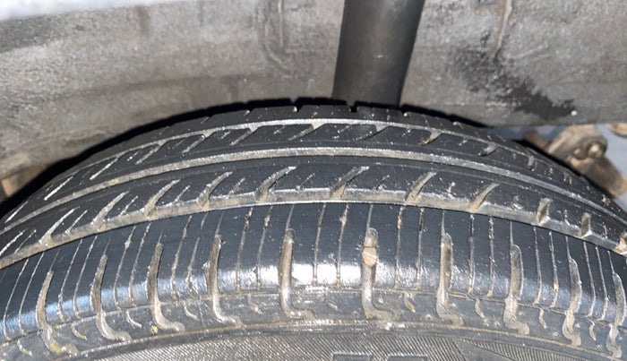 2016 Renault Kwid RXT 1.0 AMT, Petrol, Automatic, 23,438 km, Left Rear Tyre Tread