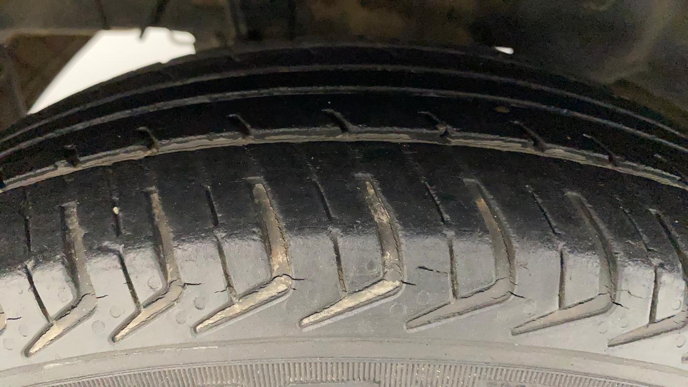 2016 Hyundai Eon ERA +, Petrol, Manual, 44,873 km, Right Rear Tyre Tread