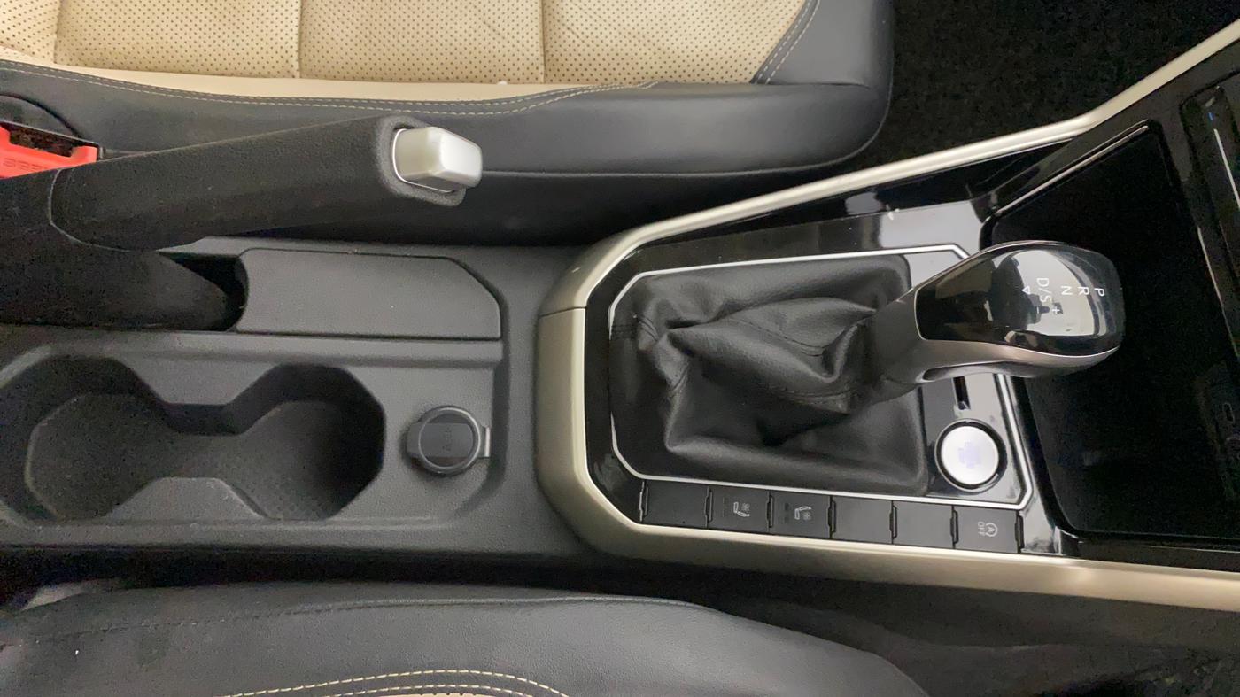 2022 Volkswagen VIRTUS TOPLINE TSI 1.0 AT, Petrol, Automatic, 36,467 km, Gear Lever