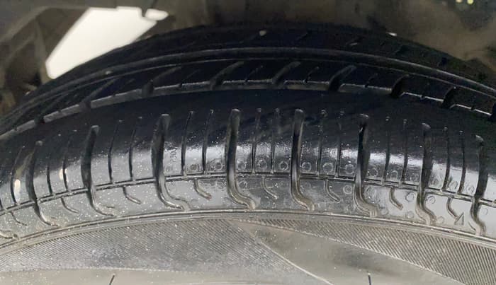 2014 Hyundai Eon ERA +, Petrol, Manual, 88,643 km, Right Rear Tyre Tread