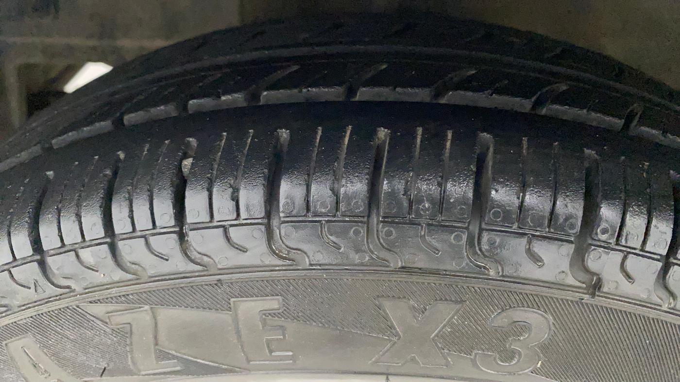 2014 Hyundai Eon ERA +, Petrol, Manual, 88,643 km, Left Front Tyre Tread